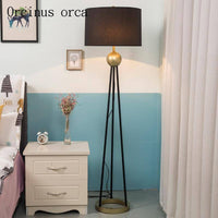 Lampadaire LED design avec boule dorée et abat-jour en tissu | Marco Lucetti