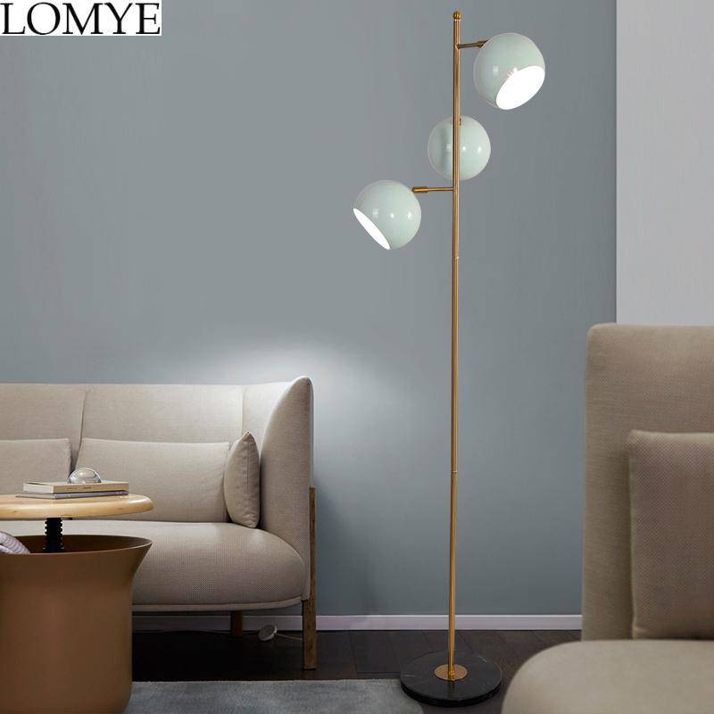 Lampadaire LED doré design orientable en blanc | Marco Lucetti