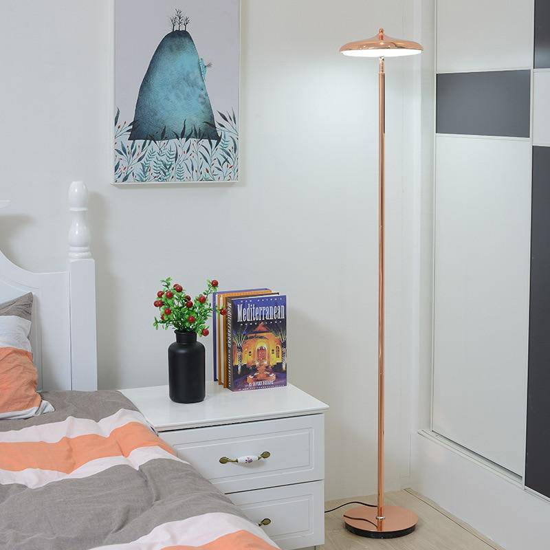 Lampadaire LED Tall de style moderne | Marco Lucetti