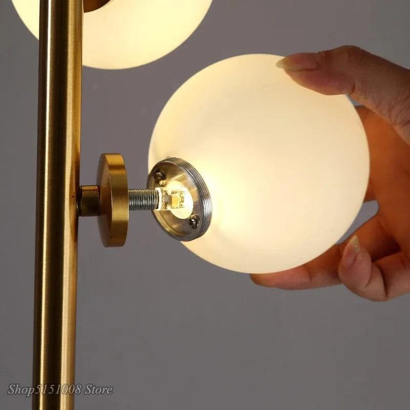 Lampadaire nordique Épuré avec boule en verre | Marco Lucetti Titre par défaut