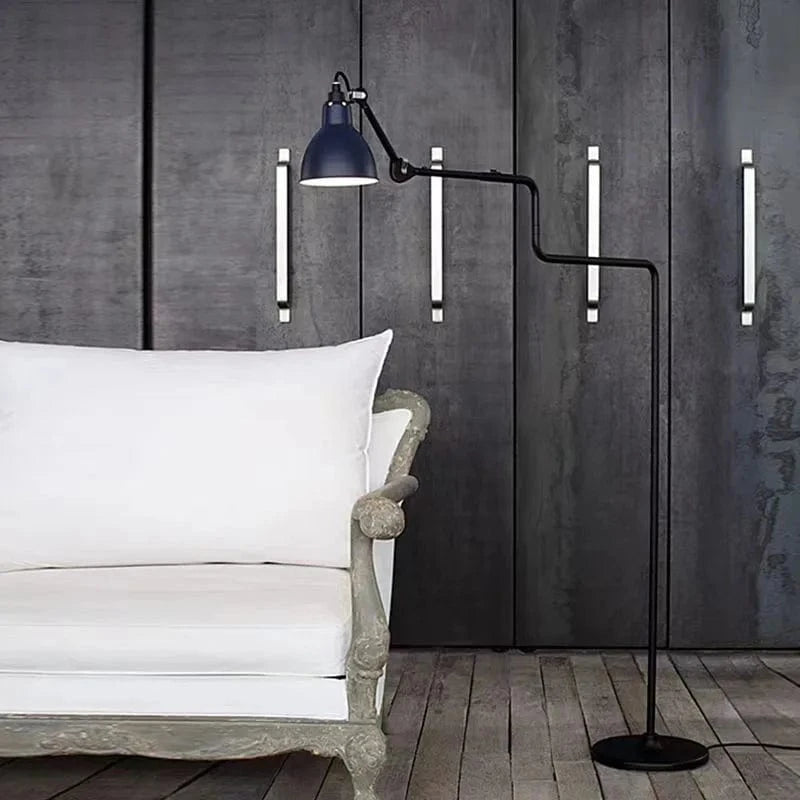 Lampadaire pivotant à bras long en métal sur pied | Marco Lucetti