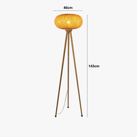 Lampadaire Vintage en bois et trépied | Marco Lucetti