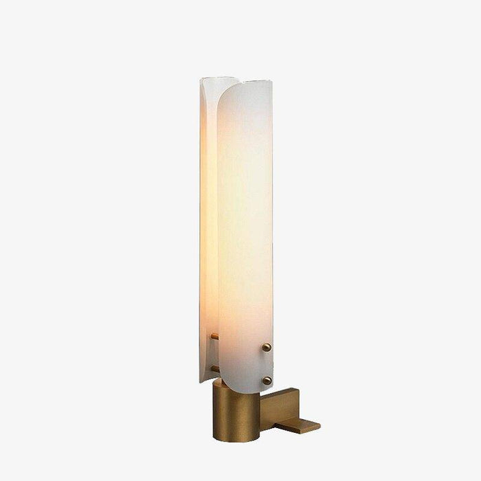 Lampe de table design en cuivre avec double abat-jour arrondi.