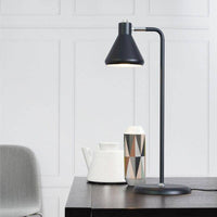 Lampe à poser design LED : Tube métal coloré, forme triangulaire | Marco Lucetti