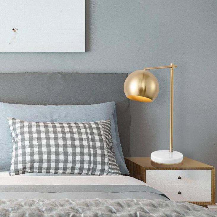 Lampe à poser élégante en LED with socle marbre et boule dorée | Marco Lucetti