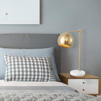 Lampe à poser élégante en LED with socle marbre et boule dorée | Marco Lucetti