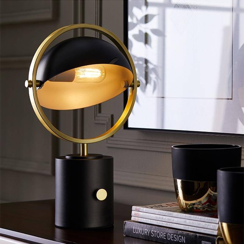 Lampe à poser LED en métal noir et or. | Marco Lucetti
