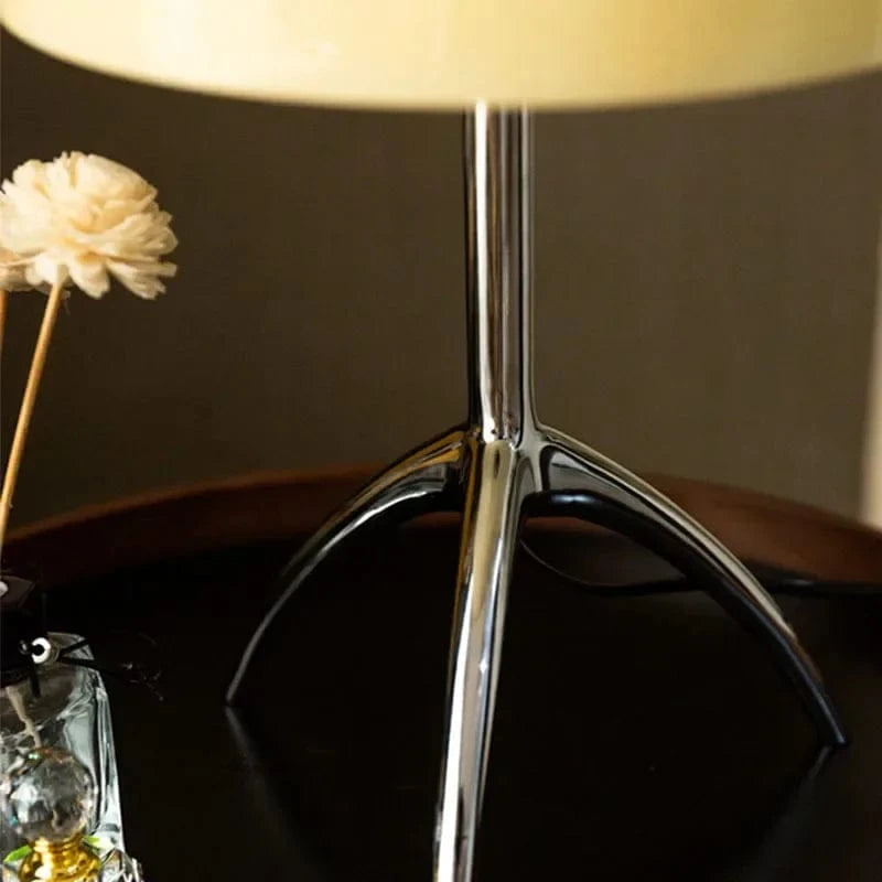 Lampe de bureau trépied postmoderne par un styliste italien renommé | Marco Lucetti