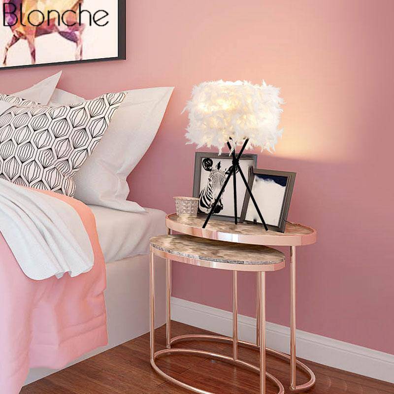 Lampe de chevet à plumes sur trois pieds LED Room | Marco Lucetti