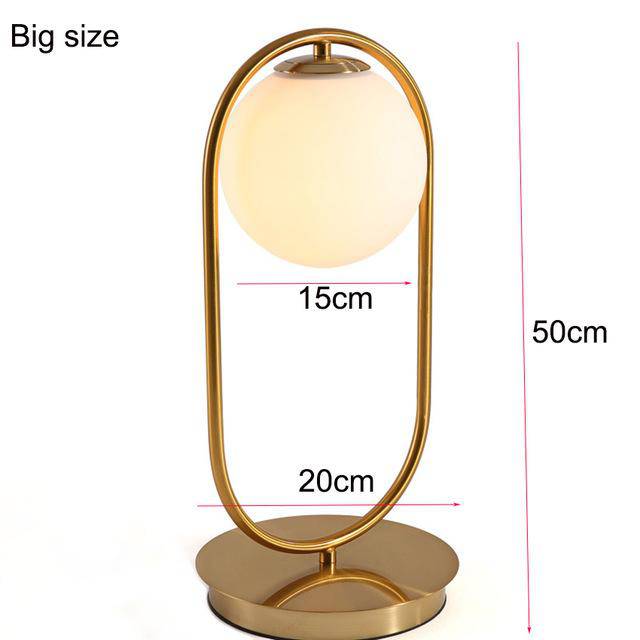 Lampe de chevet dorée avec boule en verre. | Marco Lucetti B