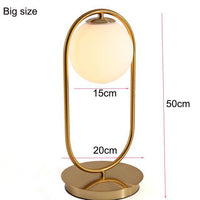 Lampe de chevet dorée avec boule en verre. | Marco Lucetti B