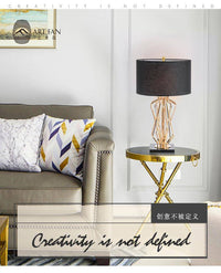 Lampe de chevet dorée et élégante. | Marco Lucetti