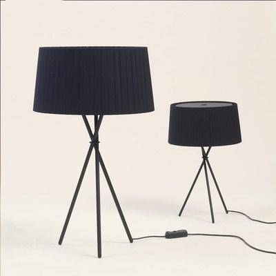 Lampe de chevet Nordic avec pieds croisés et abat-jour en tissu noir | Marco Lucetti