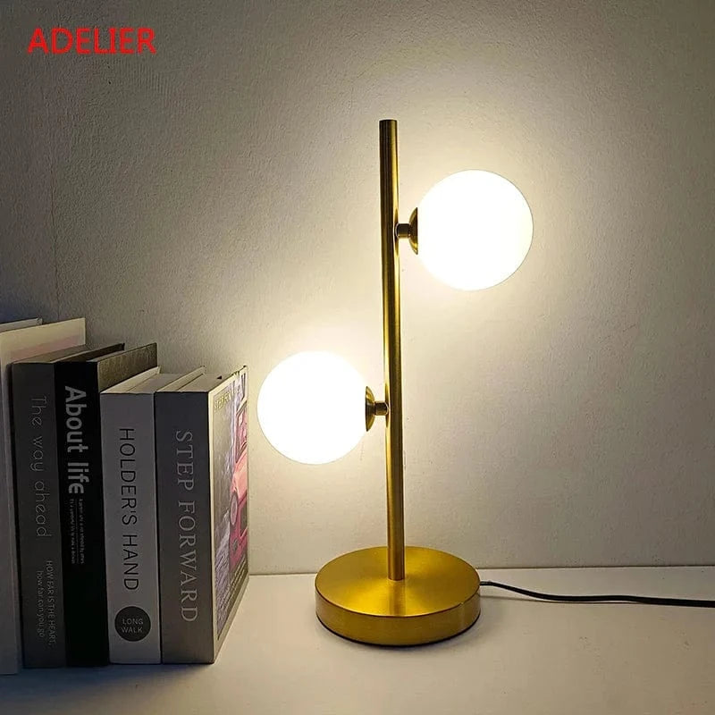 Lampe de table NordLume en boule de verre, design nordique, en fer ou en or | Marco Lucetti