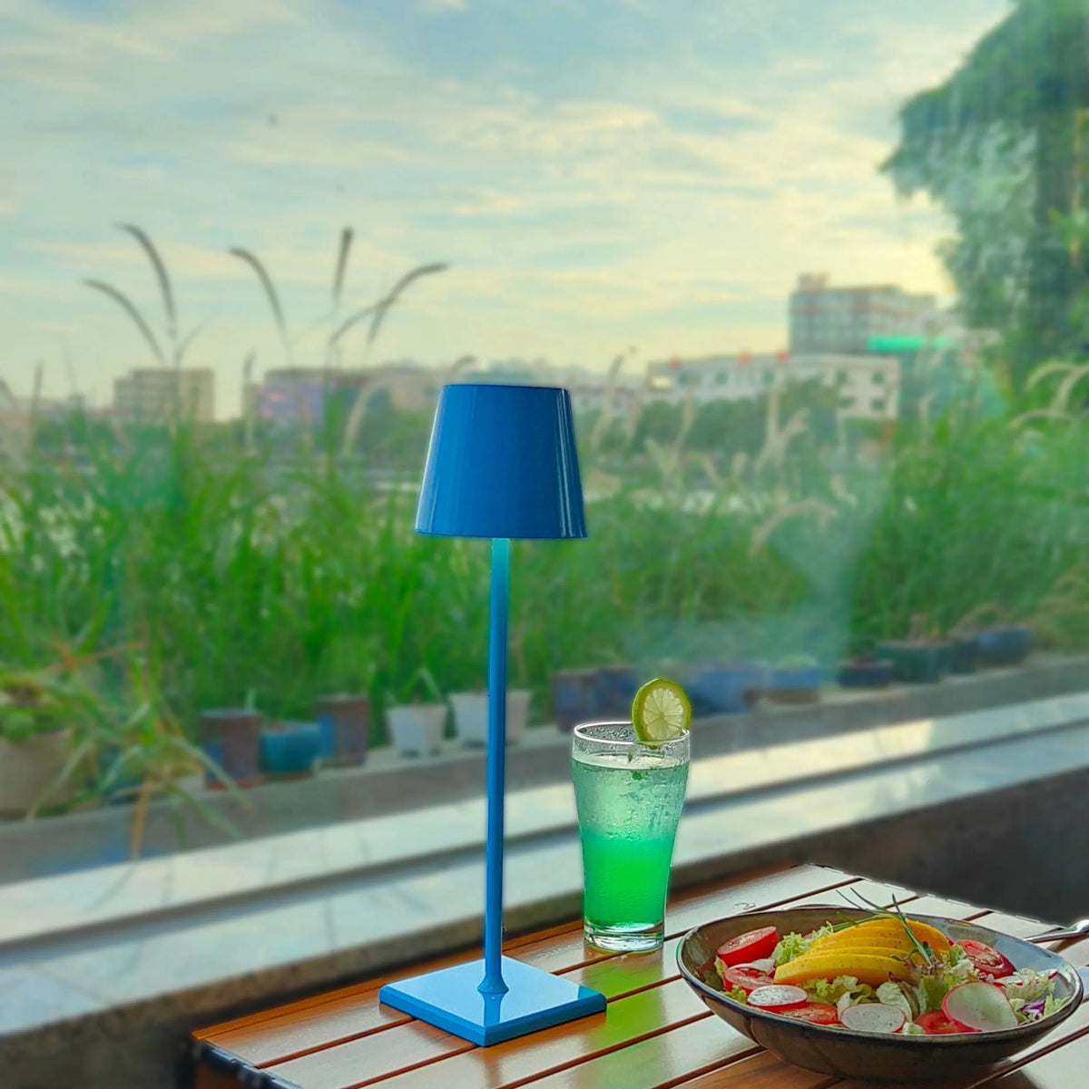 Lampe de table sans fil en métal noir, style varié. | Marco Lucetti