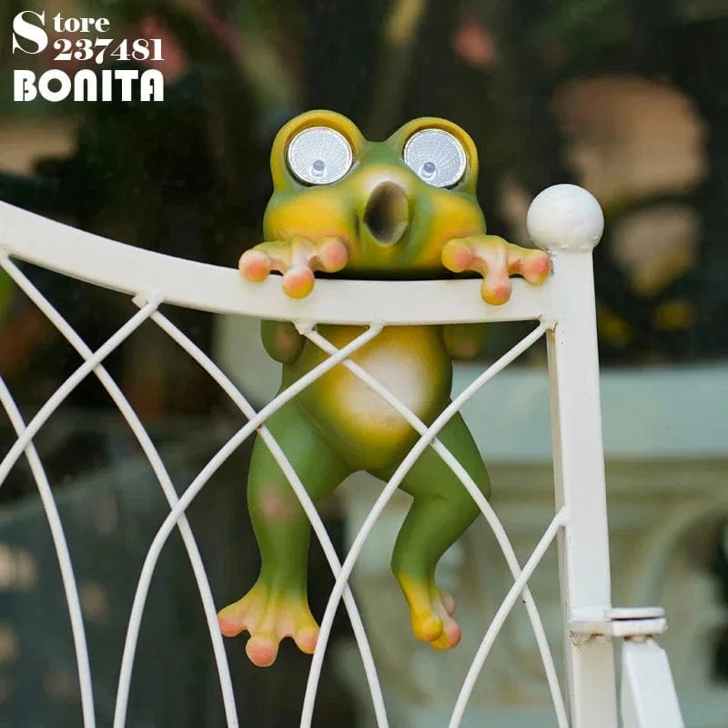 Lampe solaire de jardin grenouille coquine studieuse en résine avec Led Bub lumière waterproof | Marco Lucetti