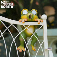 Lampe solaire de jardin grenouille coquine studieuse en résine avec Led Bub lumière waterproof | Marco Lucetti