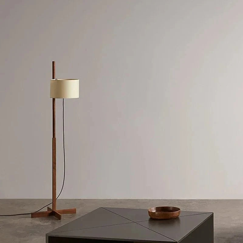 Lampe sur Pied Nordique Wabi Sabi en Bois Massif et Tissu, Abat-Jour LED pour Salon et Chambre | Marco Lucetti