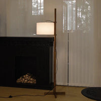 Lampe sur Pied Nordique Wabi Sabi en Bois Massif et Tissu, Abat-Jour LED pour Salon et Chambre | Marco Lucetti