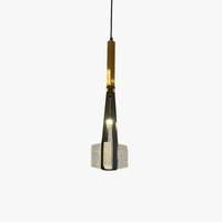 Lampe suspendue en résine et cuir synthétique ajustable en hauteur. | Marco Lucetti