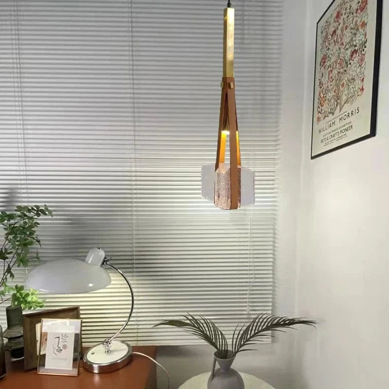 Lampe suspendue en résine et cuir synthétique ajustable en hauteur. | Marco Lucetti