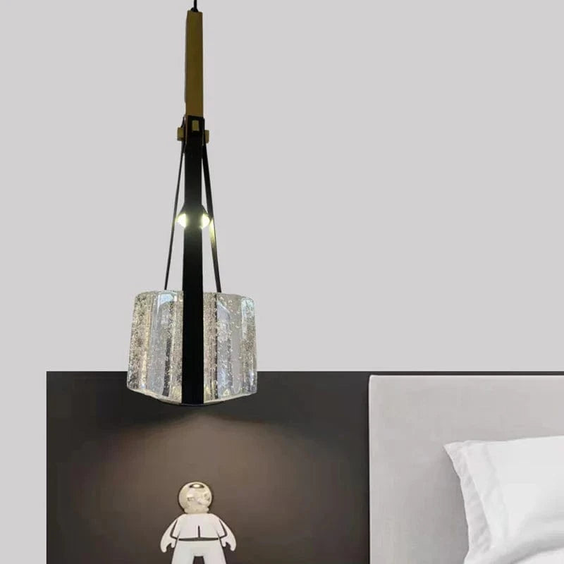 Lampe suspendue en résine et cuir synthétique ajustable en hauteur. | Marco Lucetti