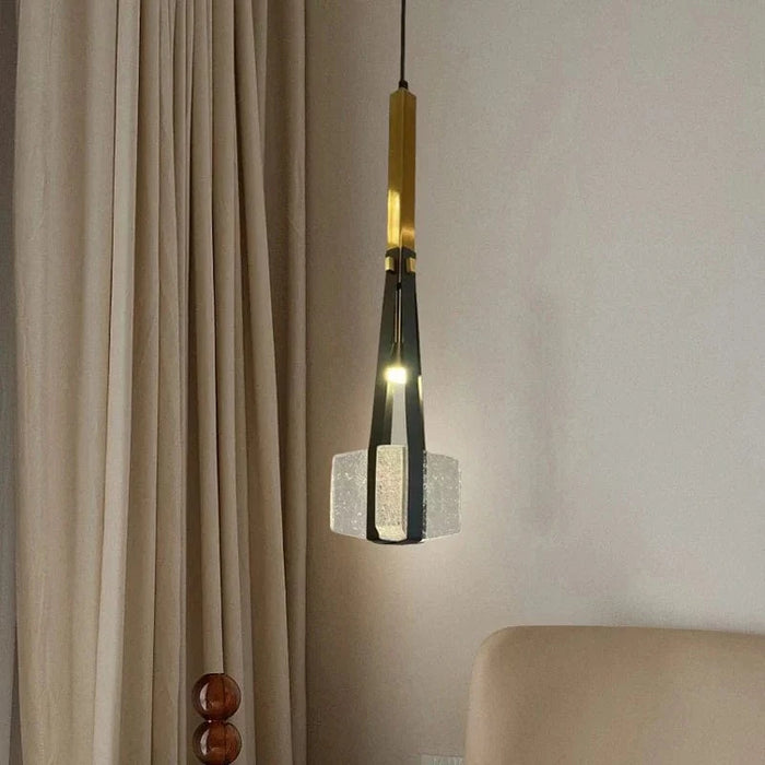 Lampe suspendue en résine et cuir synthétique ajustable en hauteur. | Marco Lucetti