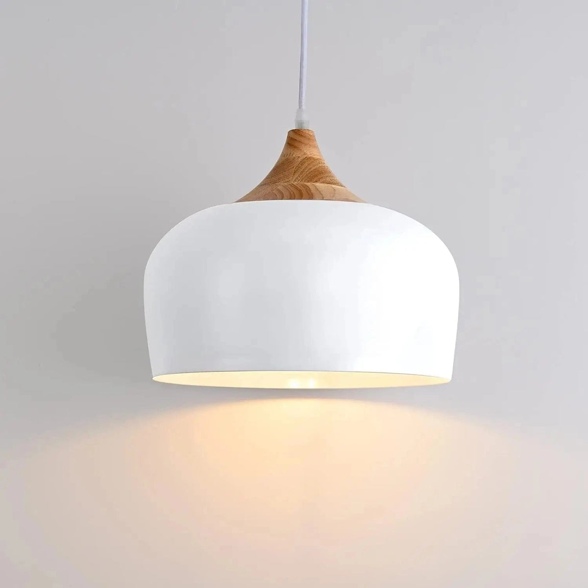Lampe suspendue nordique en bois massif avec abat-jour en aluminium | Marco Lucetti