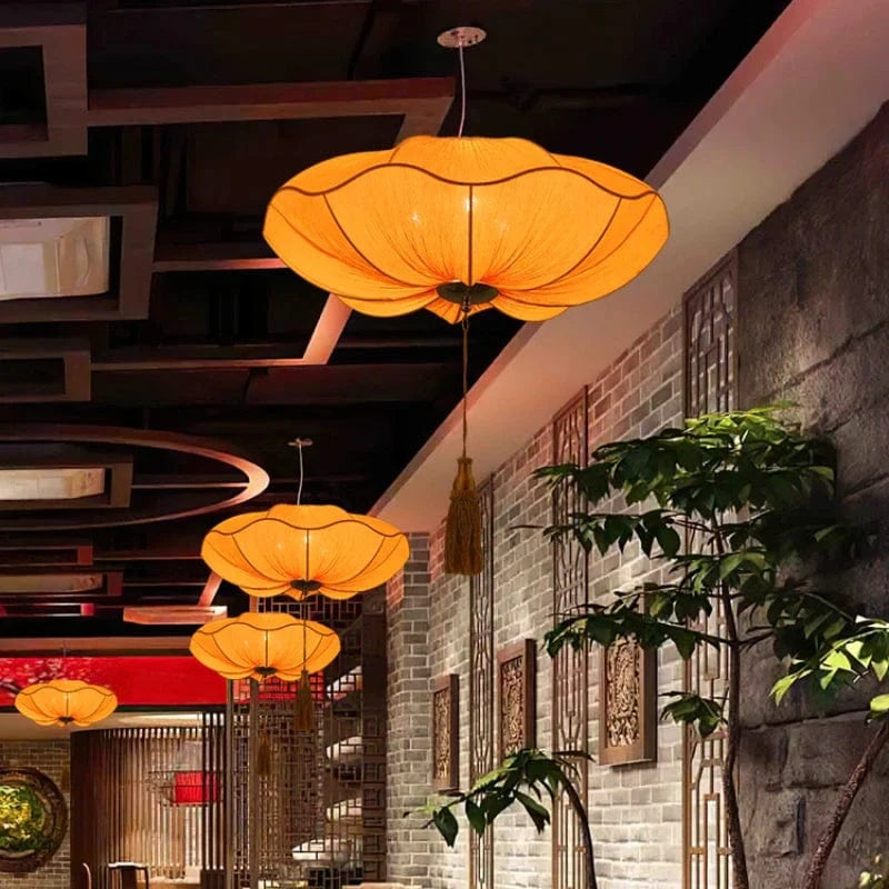 Lanterne chinoise en tissu suspendue, artisanale. | Marco Lucetti