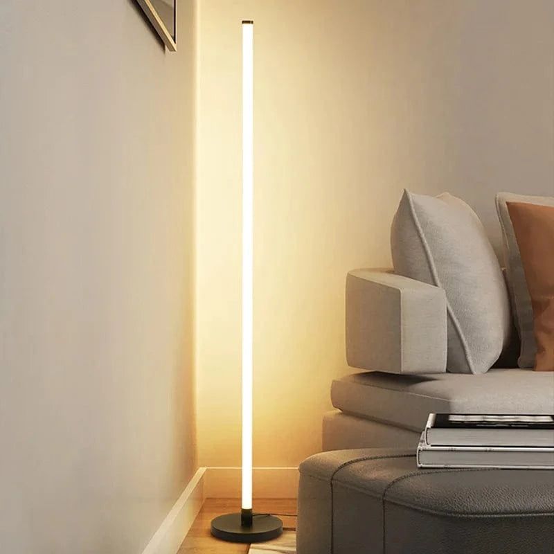 Luminaire LED moderne longue bande lumineuse "Brillance Verticale" | Marco Lucetti