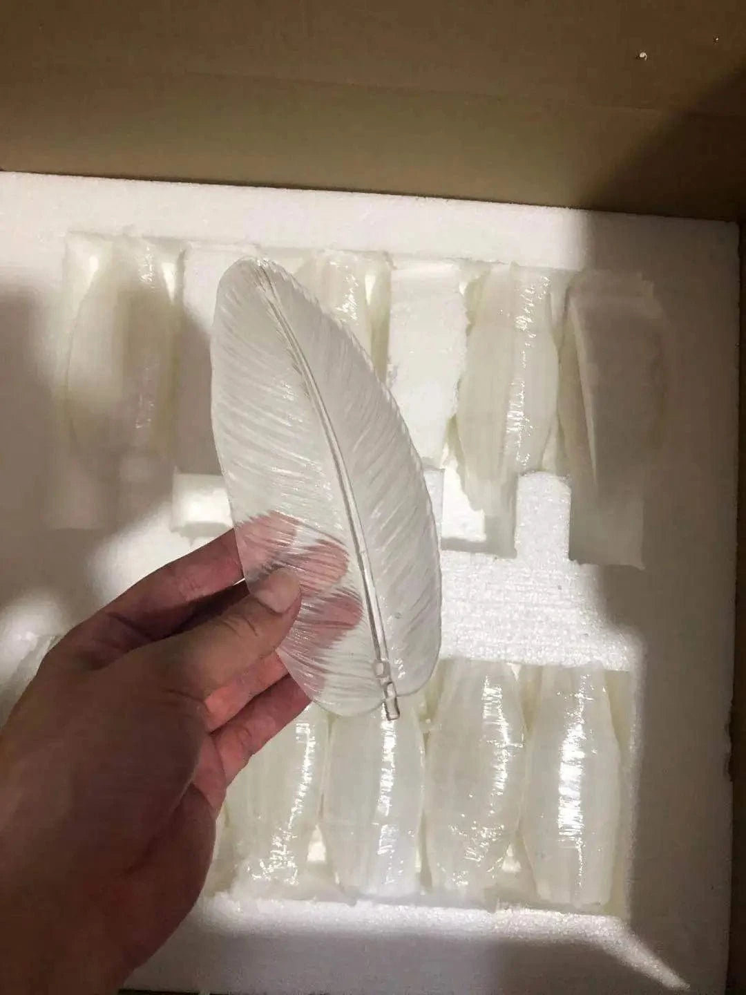 Lustre à LED en verre blanc avec plumes d'oie et finitions or argent | Marco Lucetti