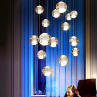 Lustre en cristal moderne avec boule tournante LED suspendue - LUXE LUMINEUX | Marco Lucetti