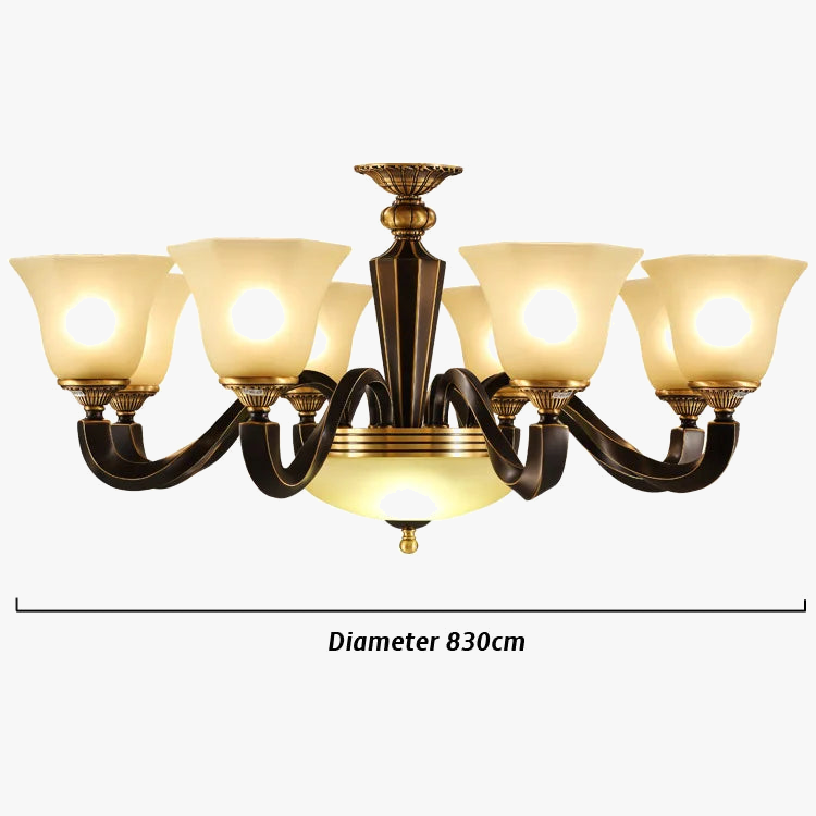 Lustre en cuivre forgé : Éclairage de luxe vintage aux bougies rustiques.