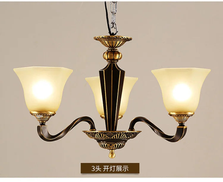 Lustre en cuivre forgé : Éclairage de luxe vintage aux bougies rustiques.