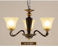 Lustre en cuivre forgé : Éclairage de luxe vintage aux bougies rustiques.