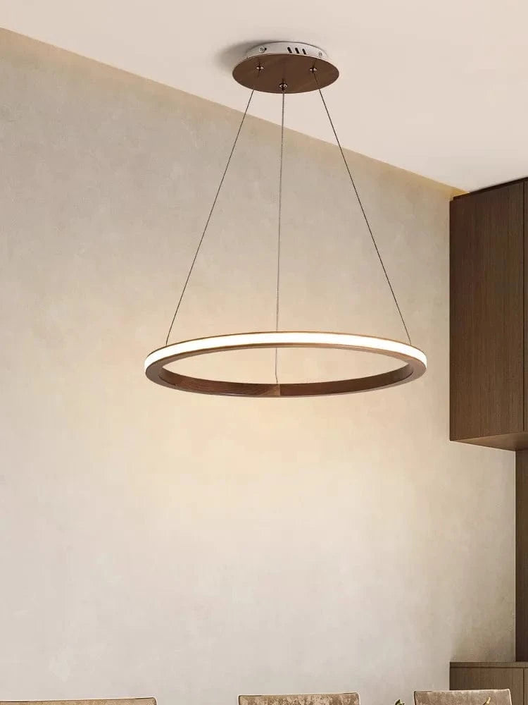 Lustre moderne en bois avec LED et anneau en noyer retro | Marco Lucetti