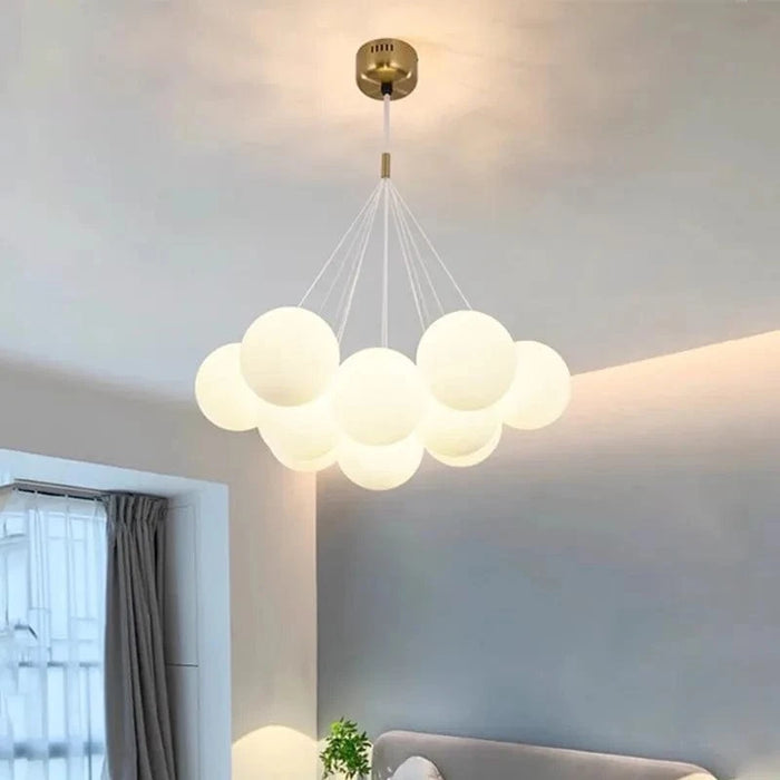 Lustre moderne en verre avec boules blanches LED | Marco Lucetti