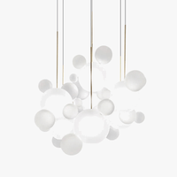 Lustre moderne en verre laiteux avec LED suspendue. | Marco Lucetti