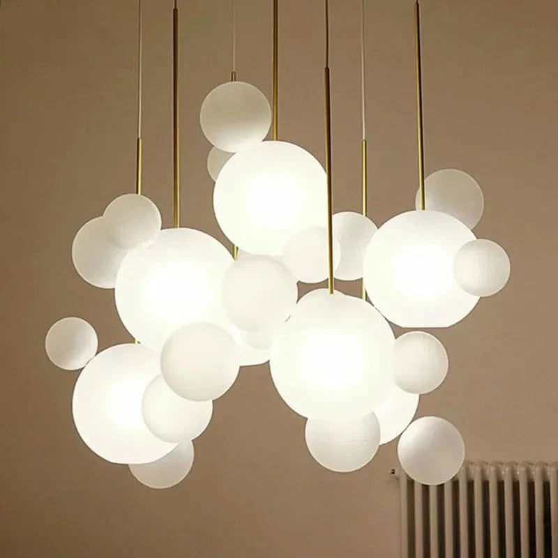 Lustre moderne en verre laiteux avec LED suspendue. | Marco Lucetti