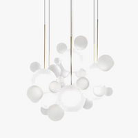Lustre moderne en verre laiteux avec LED suspendue.