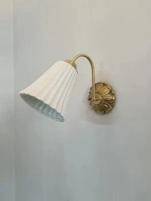 Lustre rétro français en céramique blanche de style vintage | Marco Lucetti Applique-cuivre