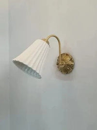 Lustre rétro français en céramique blanche de style vintage | Marco Lucetti Applique-cuivre