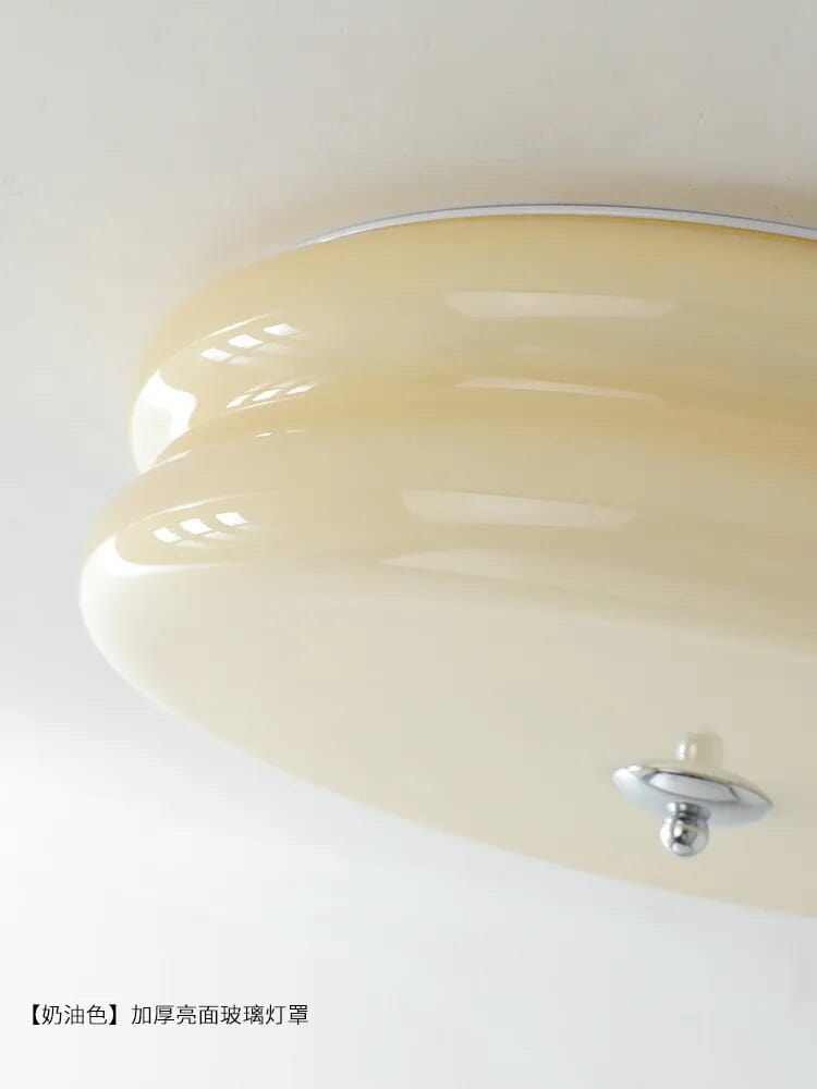 Plafonnier rétro en verre crème pour une ambiance française. | Marco Lucetti