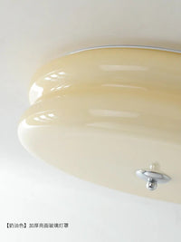 Plafonnier rétro en verre crème pour une ambiance française. | Marco Lucetti