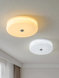 Plafonnier rétro en verre crème pour une ambiance française. | Marco Lucetti