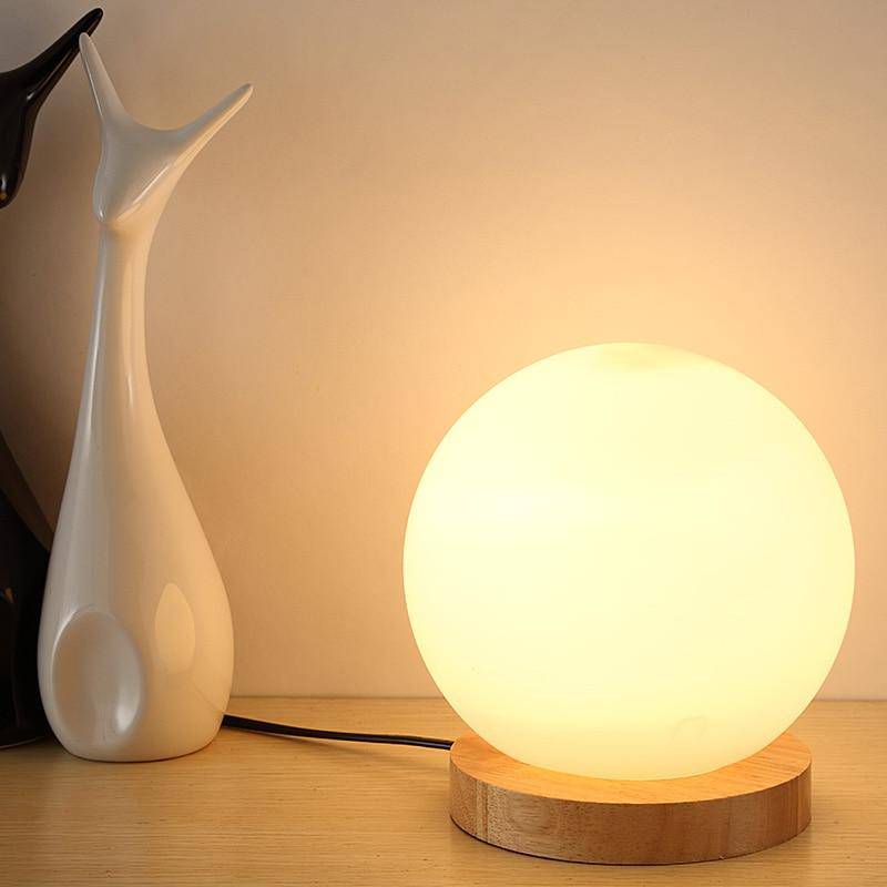 Lampe à poser LED design avec base en bois et boule en verre