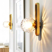 Applique murale design dorée avec boule en cristal - Édition American Luxe