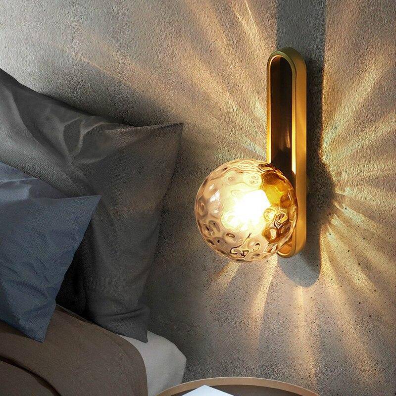 Applique murale design dorée avec boule en cristal - Édition American Luxe