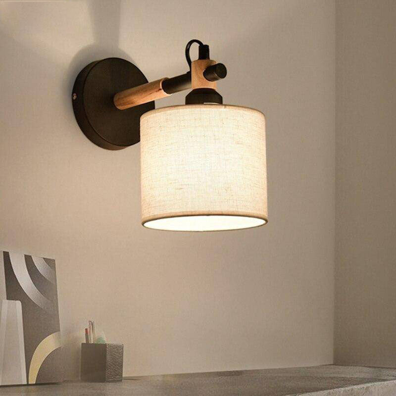 Applique murale design en bois et métal avec abat-jour cylindrique en tissu