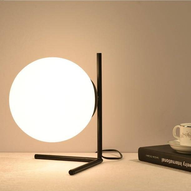 Lampe à poser dorée design